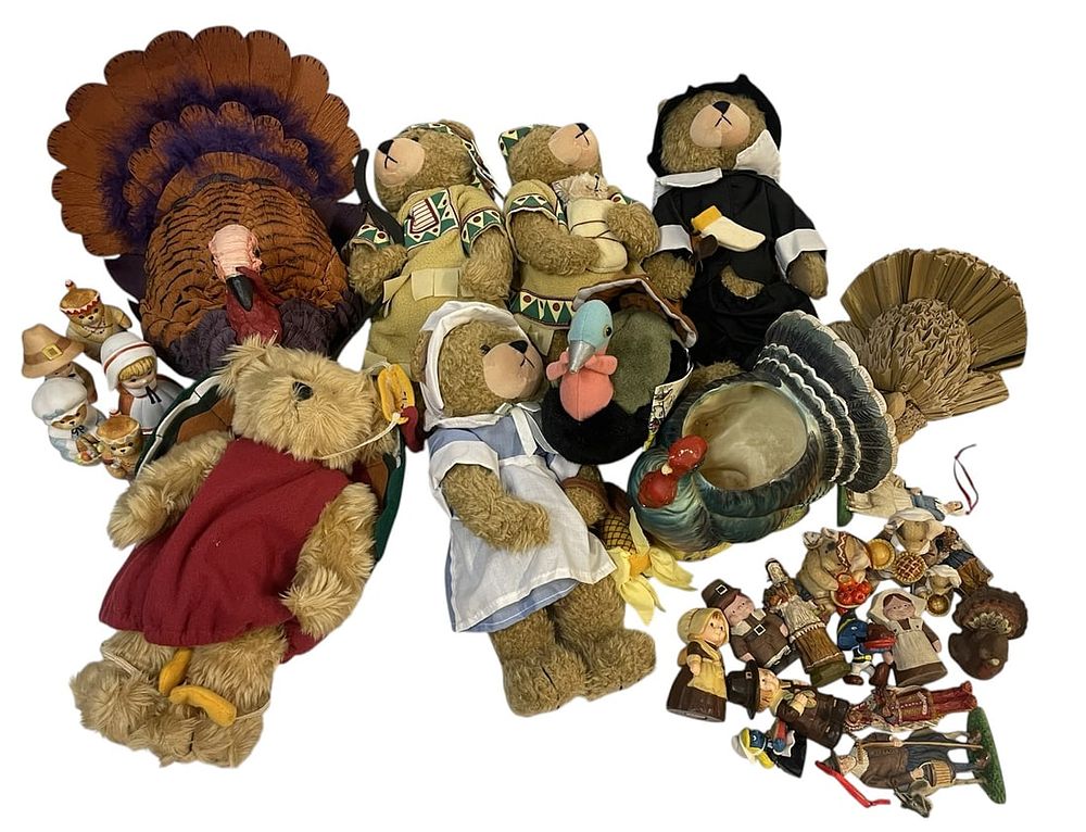 Lot 327: THANKSGIVING/FALL DECORATIONS BOX LOT