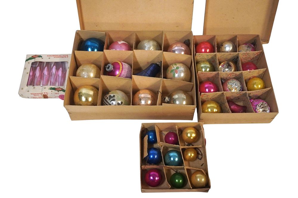 Lot 333: VINTAGE CHRISTMAS ORNAMENTS - 4 BOXES
