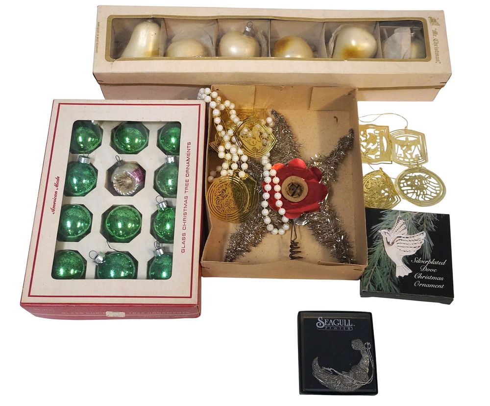 Lot 353: BOX OF VINTAGE CHRISTMAS ORNAMENTS