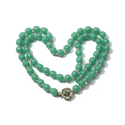 VINTAGE 1940S PEKING GLASS NECKLACE. Vintage 1940s Peking Glass Hand Knotted Necklace. Measure 