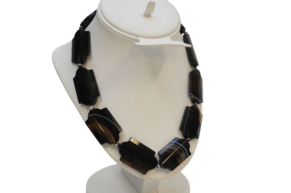 Lot 182: NATURAL POLISHED ORCA AGATE / CHALCEDONY NECKLACE