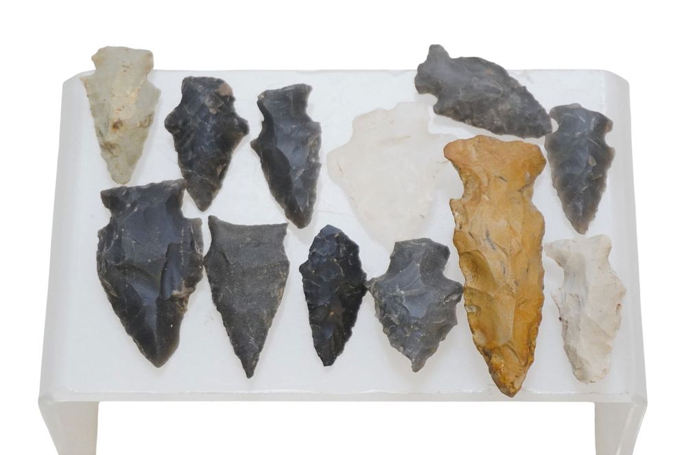 Lot 202: 12 ARCHAIC ARROWHEADS NORTH AMERICA