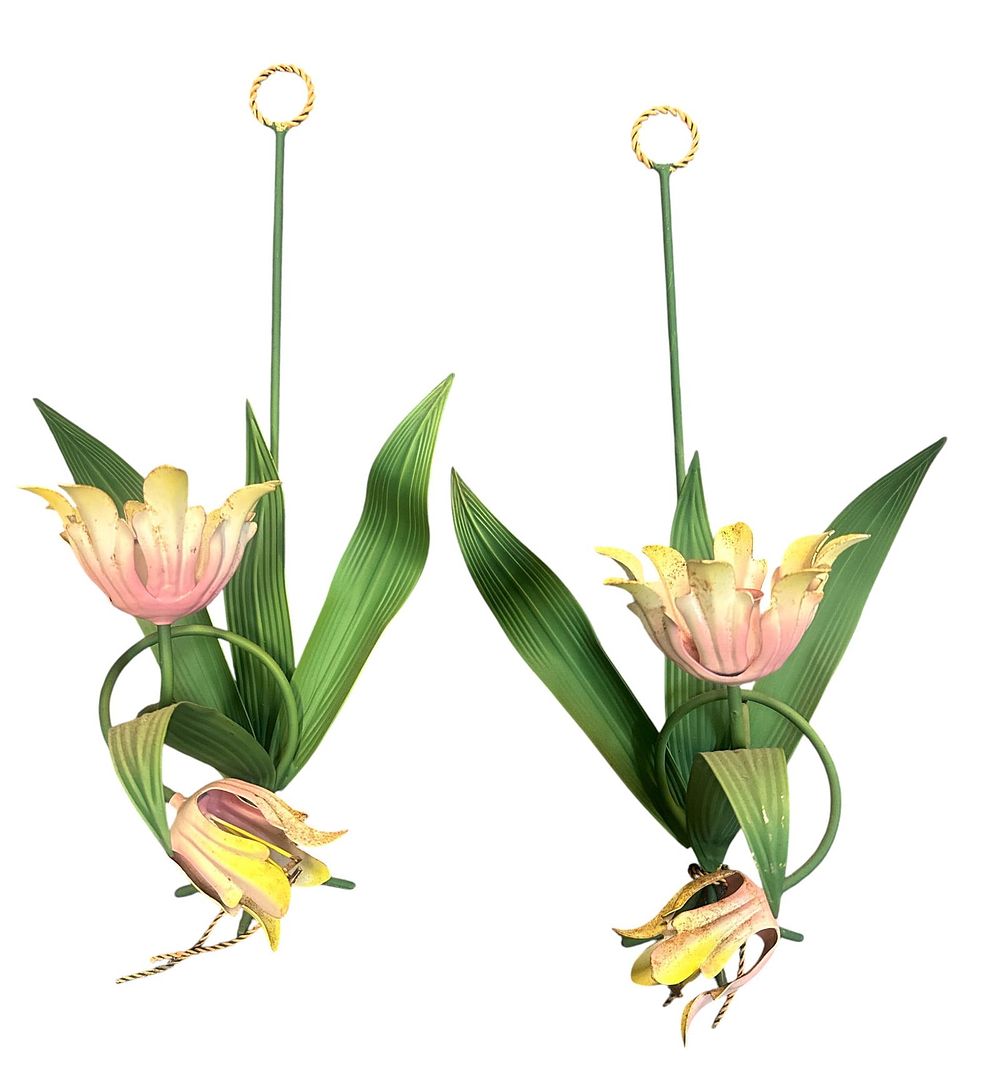 Lot 205: PAIR OF VINTAGE TOLEWARE TULIP SCONCES