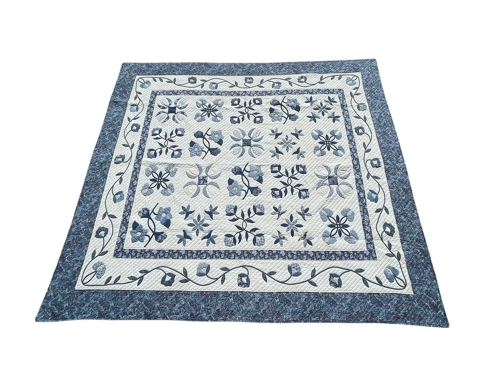 Lot 238: LARGE VINTAGE BLUE AND WHITE FLORAL APPLIQUE QUILT