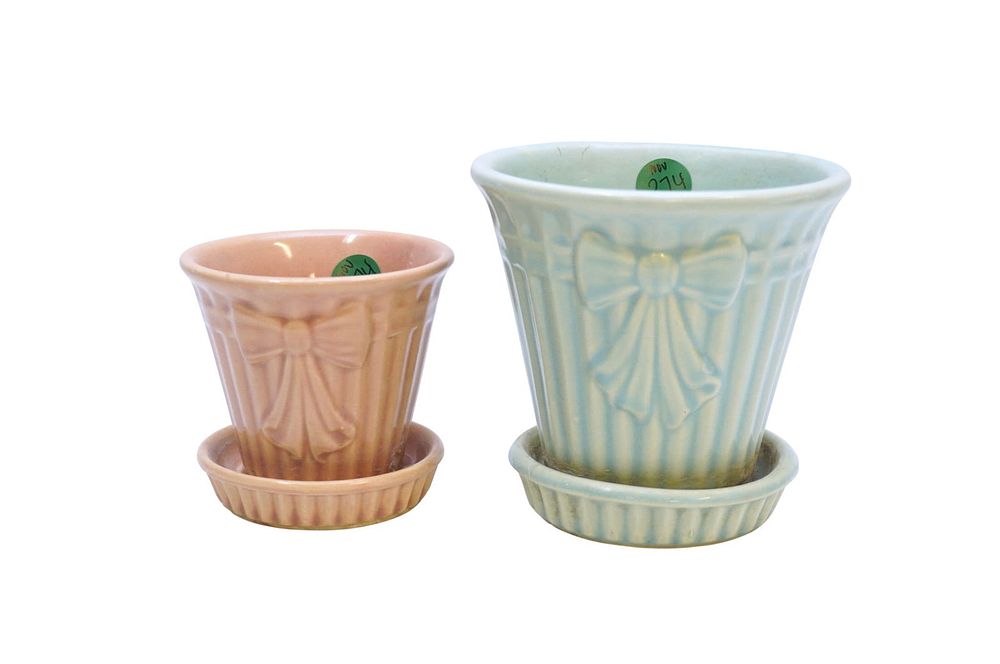 Lot 274: PAIR OF VINTAGE SHAWNEE POTTERY FLOWER POTS
