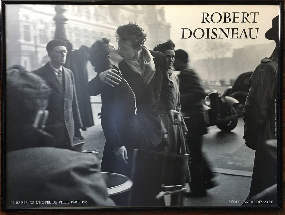 Lot 282: ROBERT DOISNEAU POSTER THE KISS FRAMED