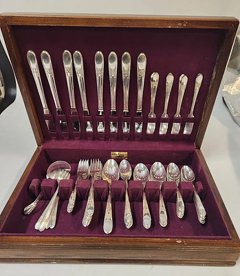 SRVC FOR 8 BELOVED INTERNATIONAL SILVER +. Vintage 1940s Beloved Silverplate Service for 8 plus. 