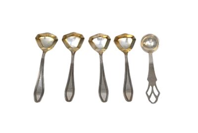 5 ANTIQUE STERLING SILVER SALT SPOONS. 5 Antique Sterling Silver Salt Spoons 2.25". Silver 