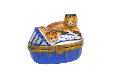 LIMOGES PEINT MAIN CAT TRINKET BOX. Vintage Peint Main Limoges Hand Painted Cat Trinket Box. 