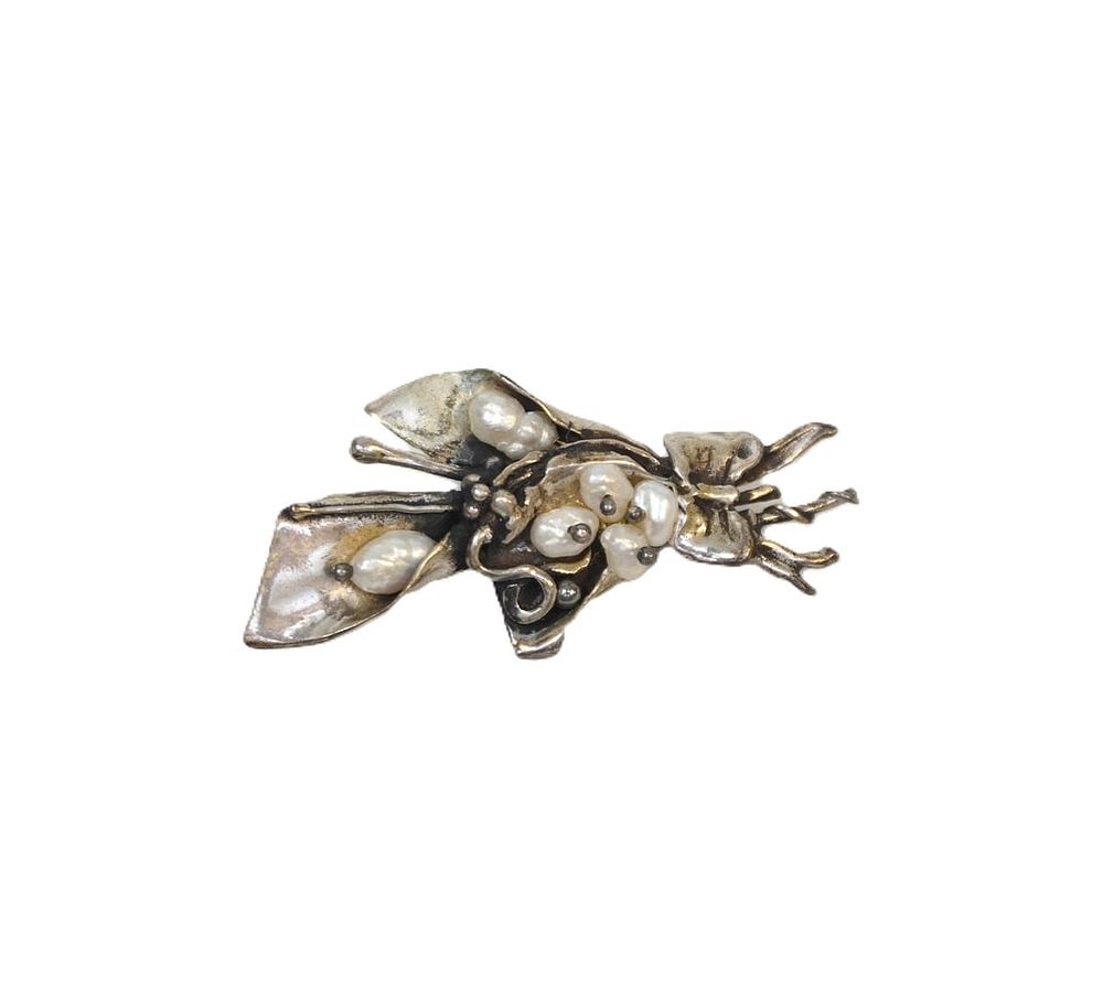 Lot 220: 925 STERLING BAROQUE PEARL BROOCH