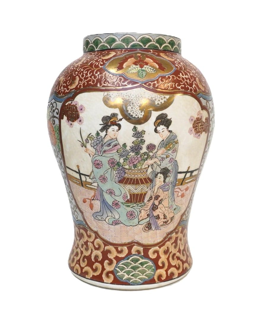 Lot 224: HAND PAINTED FAMILLE ROSE MEDALLION VASE