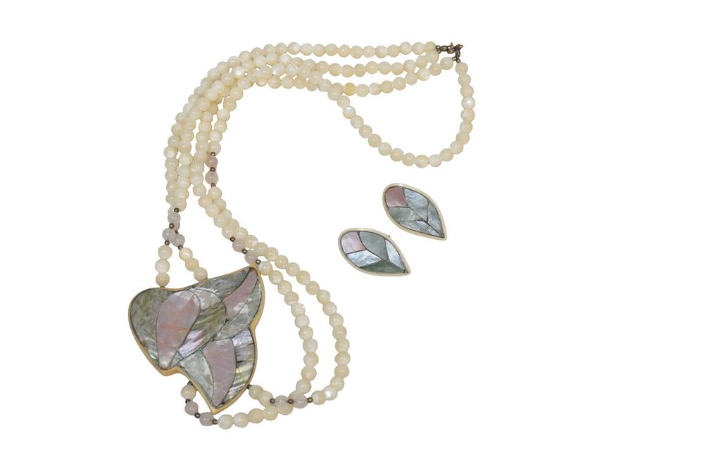 Lot 259: VINTAGE MOP STATEMENT NECKLACE & EARRINGS