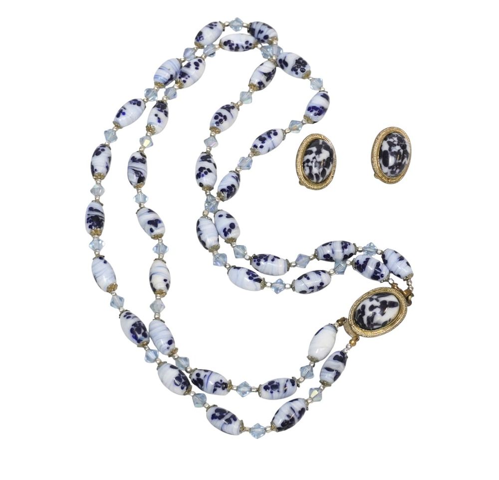 Lot 280: VINTAGE CHINOISERIE BLUE AND WHITE GLASS AND CRYSTAL NECKLACE