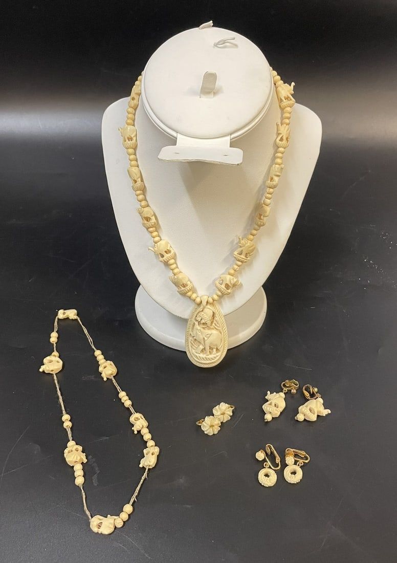 Lot 283: GROUP HAND CARVED BONE JEWELRY ELEPHANTS +