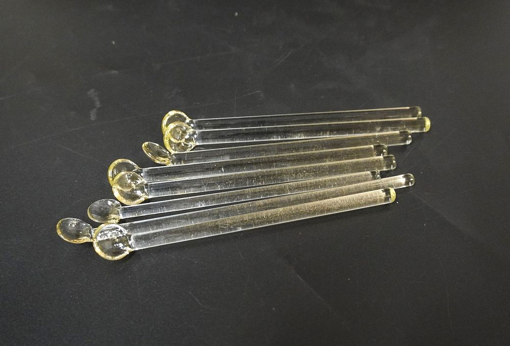 Lot 294: 8 HAND BLOWN GLASS VINTAGE SWIZZLE STICKS