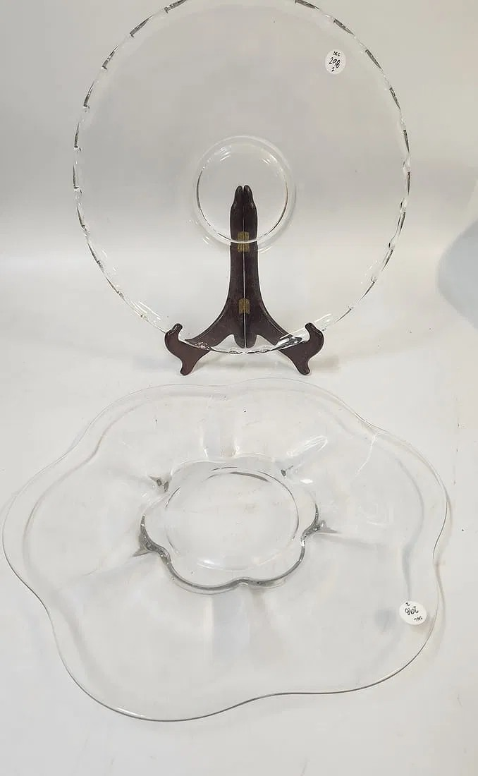 Lot 298: 2 VINTAGE LARGE CLEAR GLASS SERVING TRAYS