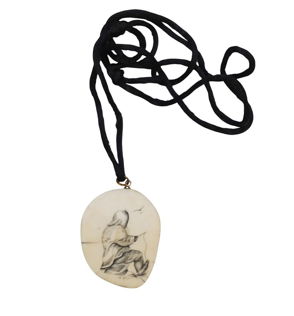 Lot 207: CARVED SCRIMSHAW PENDANT