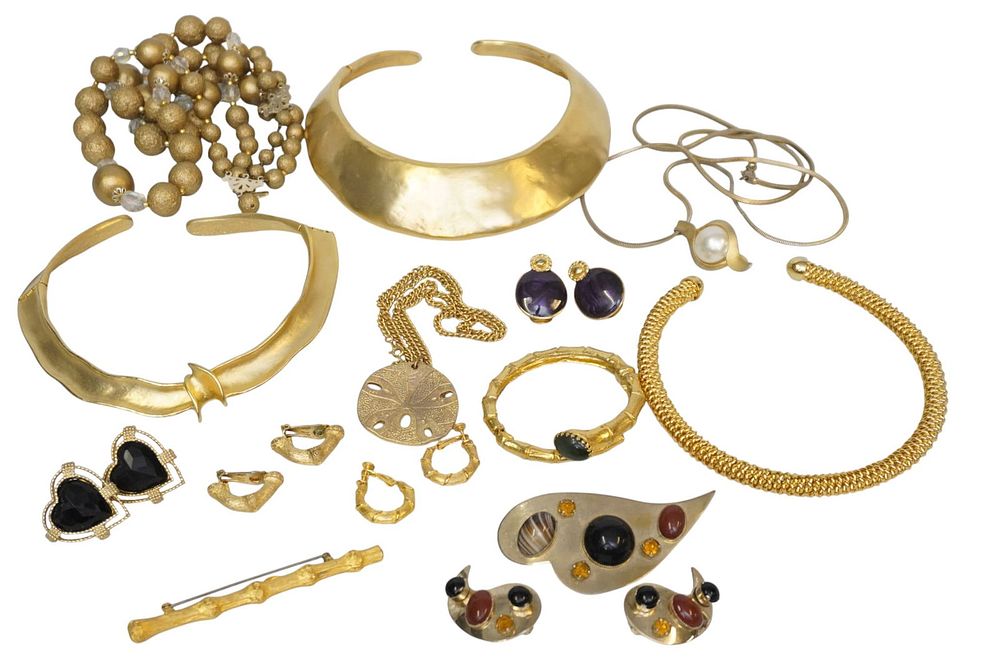 Lot 259: 15 PIECES OF VINTAGE GOLD COSTUME JEWELRY