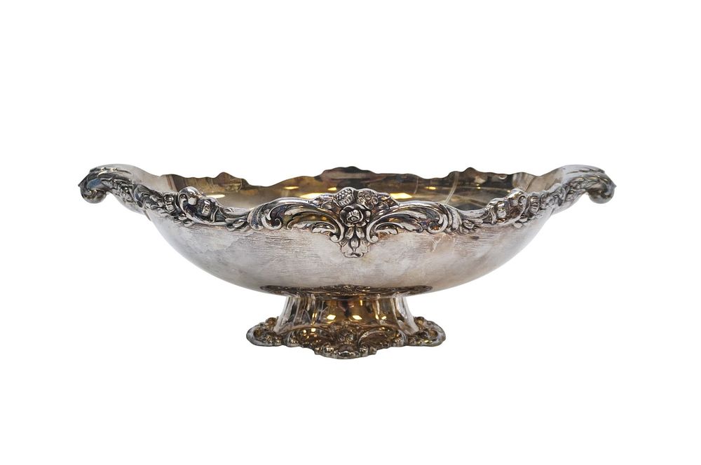 Lot 286: LUNT ELOQUENCE A-75 SILVERPLATE PEDESTAL BASE CENTERPIECE BOWL