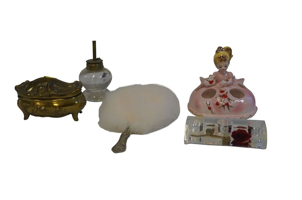 Lot 227: 5 VINTAGE AND ANTIQUE VANITY ITEMS