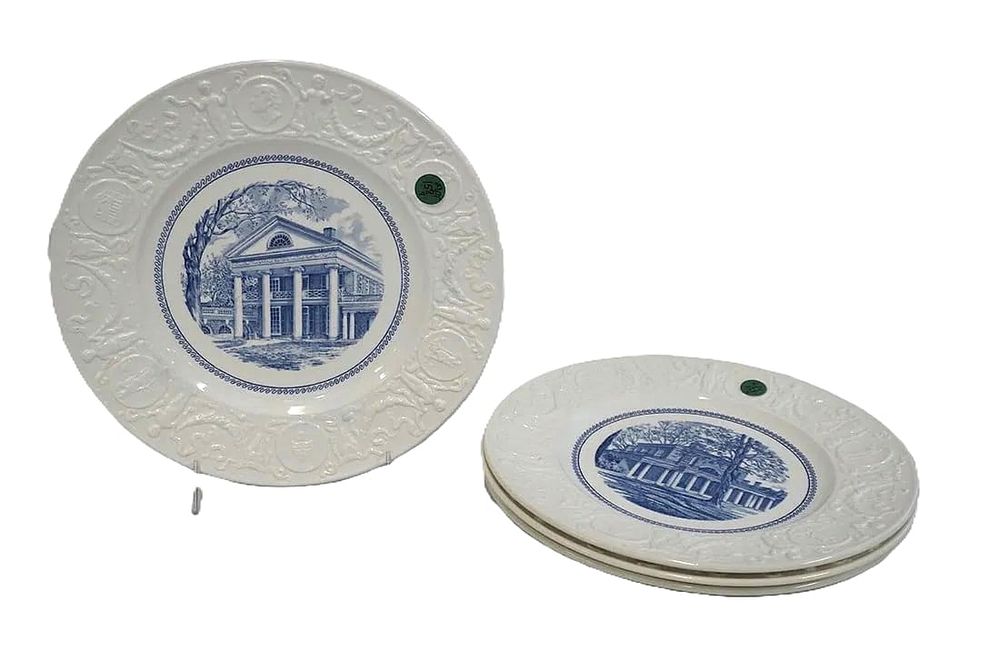 Lot 158: 4 WEDGWOOD UNIVERSITY OF VIRGINIA DINNER PLATES 4 Vintage Wedgwood University of Virginia Dinner