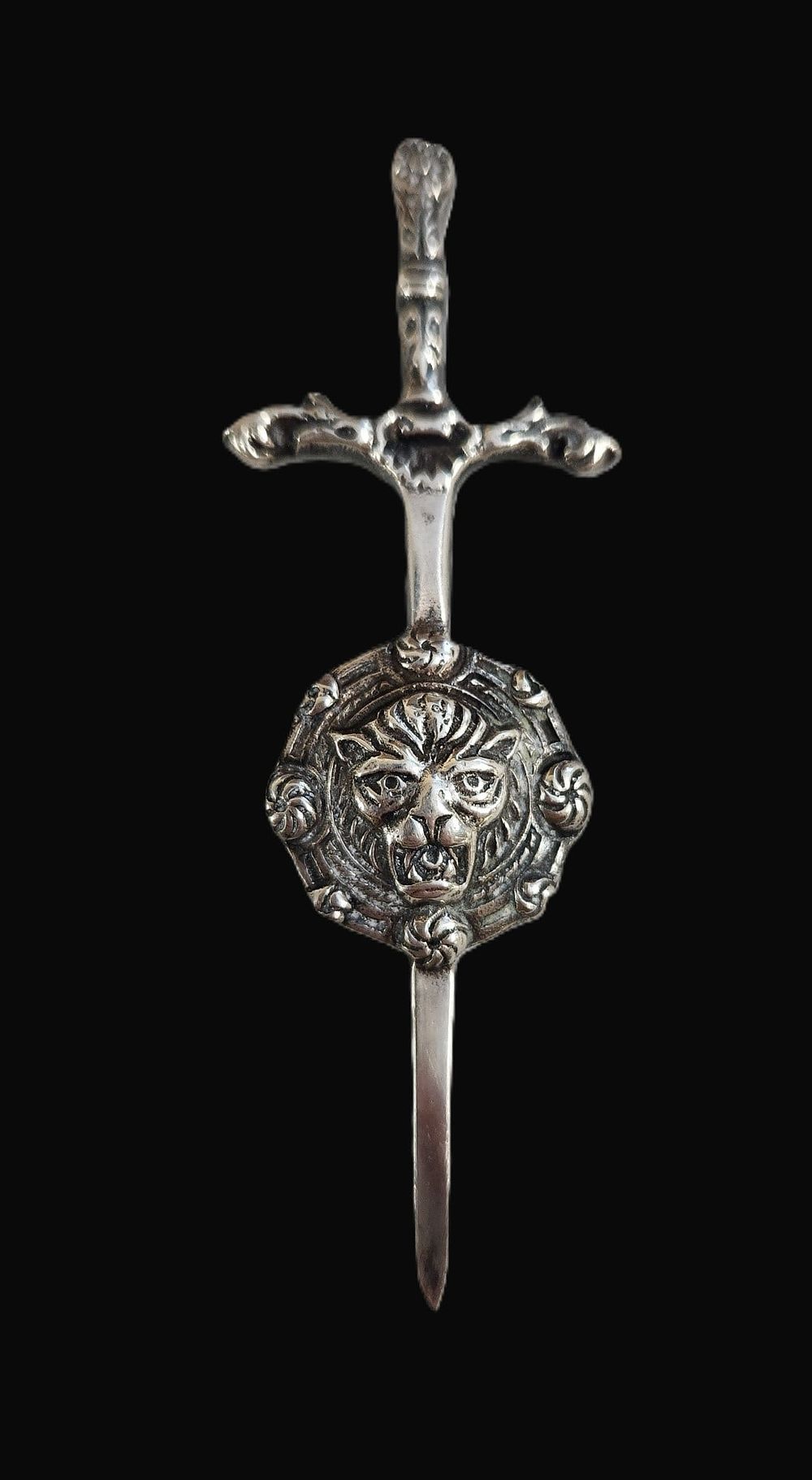 Lot 168: SCOTTISH STERLING SILVER MENS KILT PIN GLASGOW