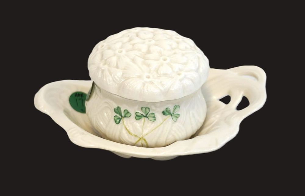Lot 172: BELLEEK IRISH PORCELAIN SHAMROCK TRINKET DISH AND BOX