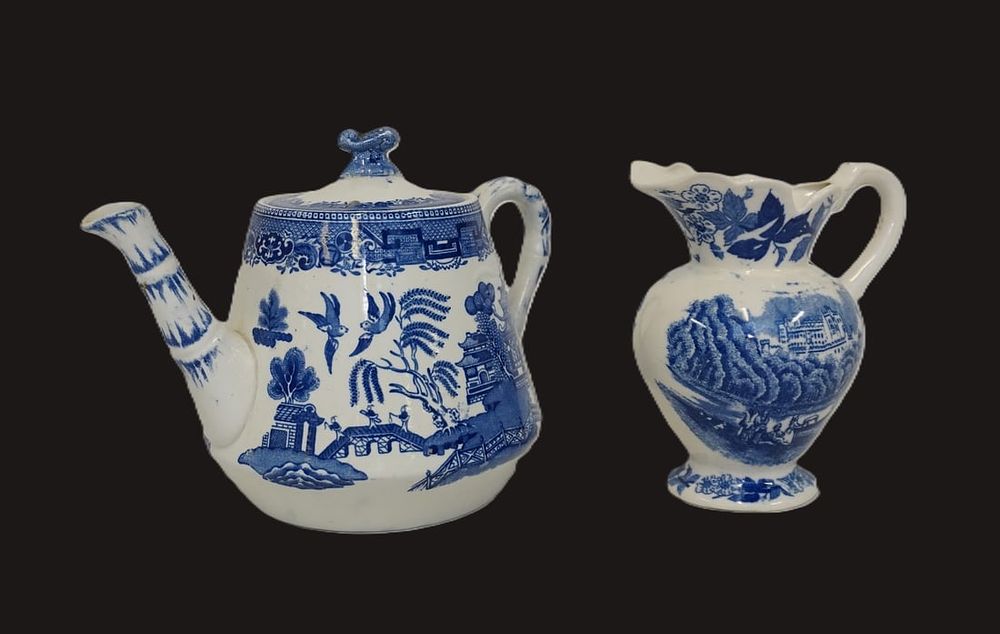 Lot 188: RIDGWAY BLUE WILLOW TEMPLE II TEAPOT AND TRANSFERWARE CREAMER