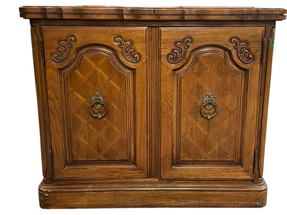 Lot 199: VINTAGE THOMASVILLE FLIP TOP SERVER / BUFFET