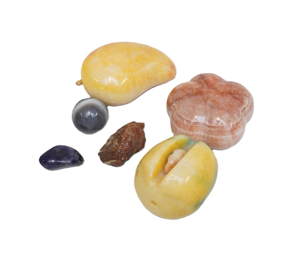 Lot 206: 6 MARBLE FRUIT AND STONE PIECES