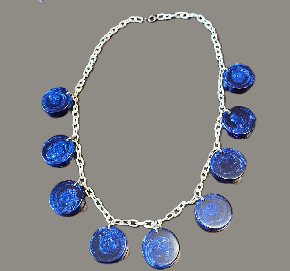 Lot 246: VINTAGE LUCITE 1960s SWAG CHARM NECKLACE