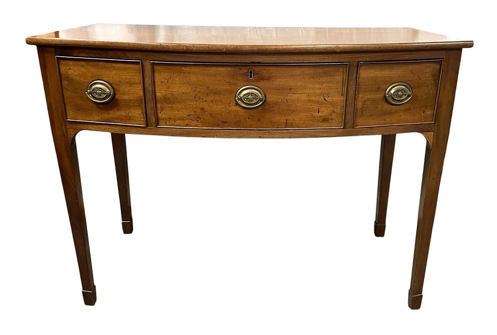 Lot 167: AMERICAN FEDERAL STYLE MAHOGANY HUNTBOARD