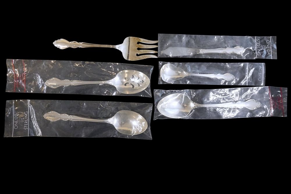 Lot 171: 6 STERLING SILVER DOVER SERVING PIECES