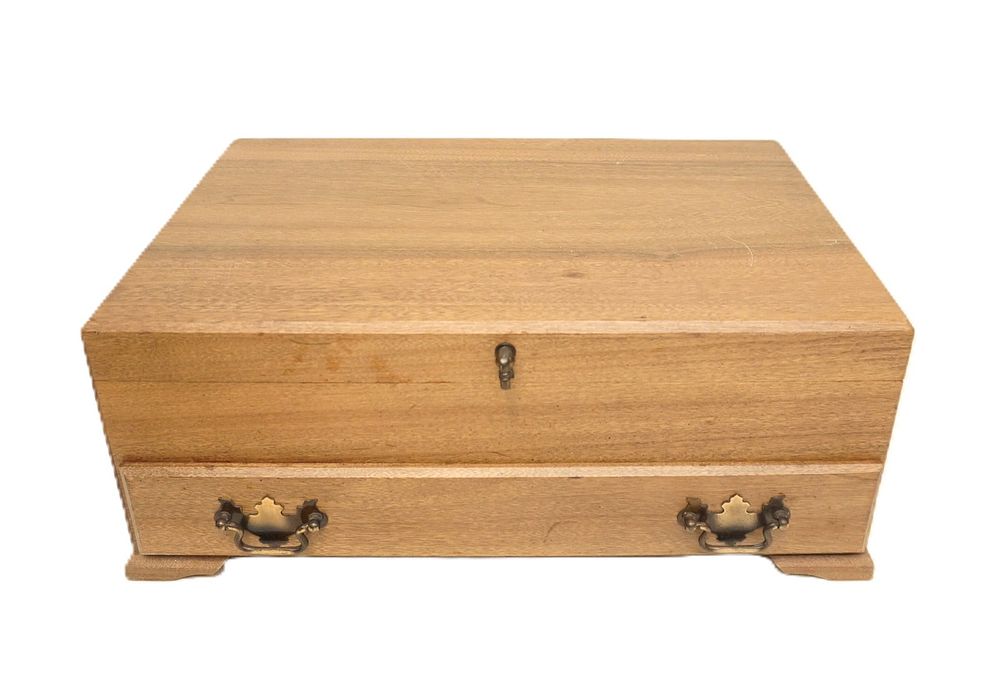 Lot 199: VINTAGE HEIRLOOM SILVER CHEST BY ONEIDA