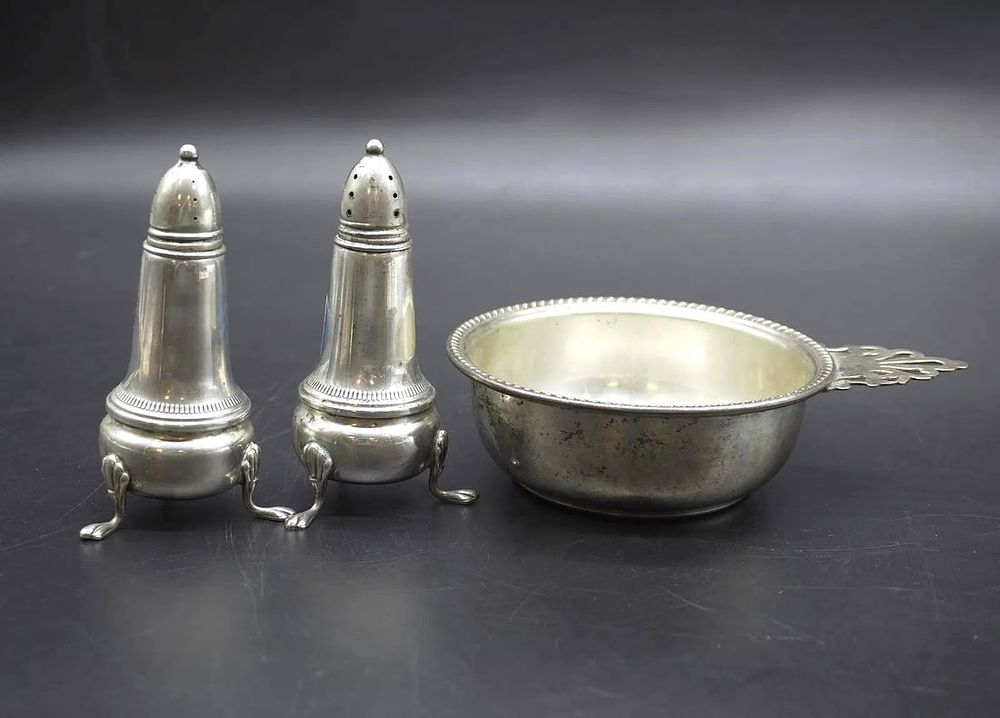 Lot 216: 3 PC STERLING SILVER PORRINGER & SALT + PEPPER