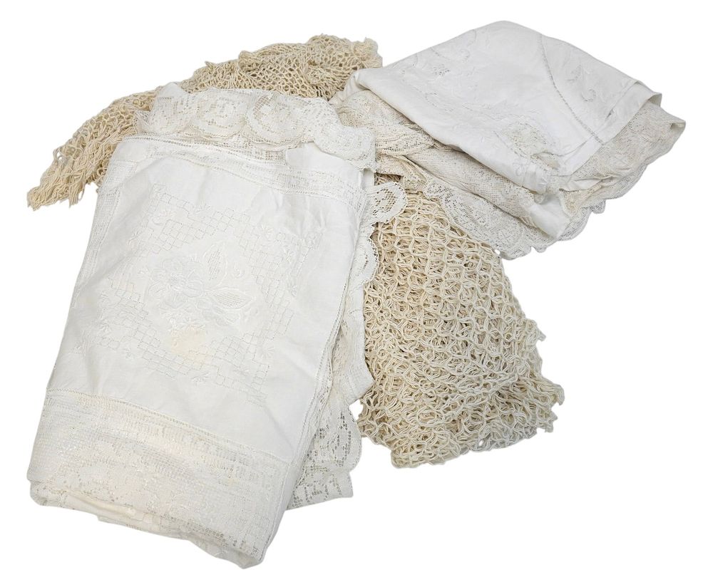 Lot 268: 4 PC ANTIQUE LINEN EMBROIDERED & CROCHETED TABLE LINENS