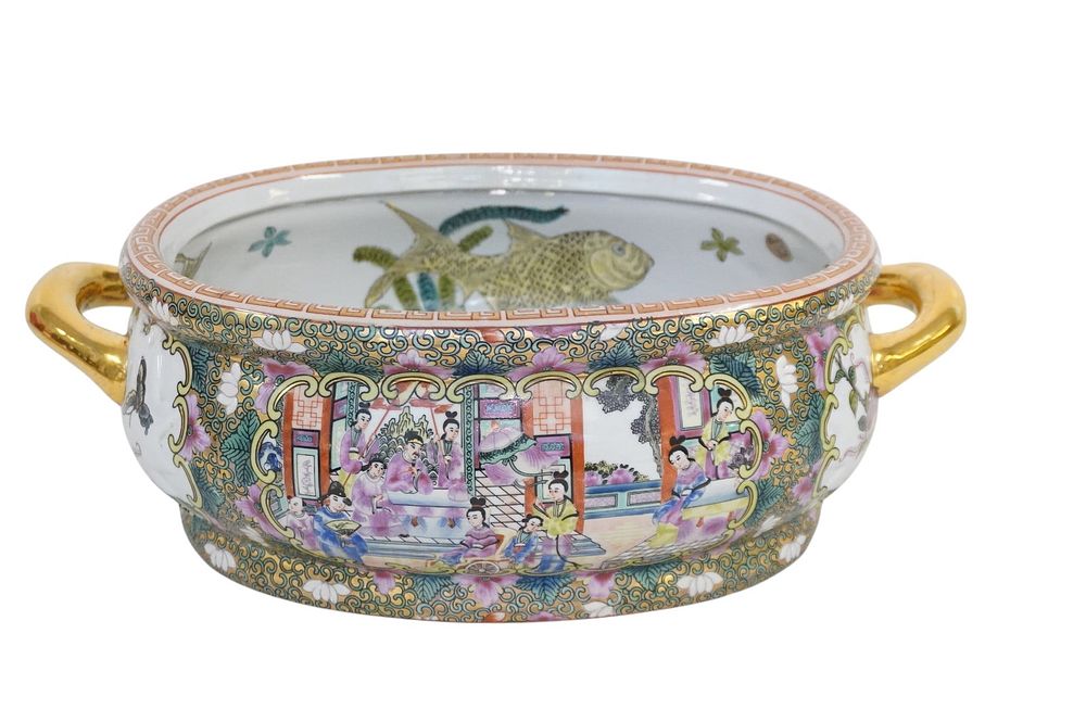 Lot 160: CHINESE ROSE MEDALLION PORCELAIN FOOT BATH