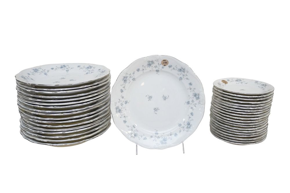 Lot 238: 38 DINNER AND DESSERT HAVILAND BLUE GARLAND CHINA PLATES