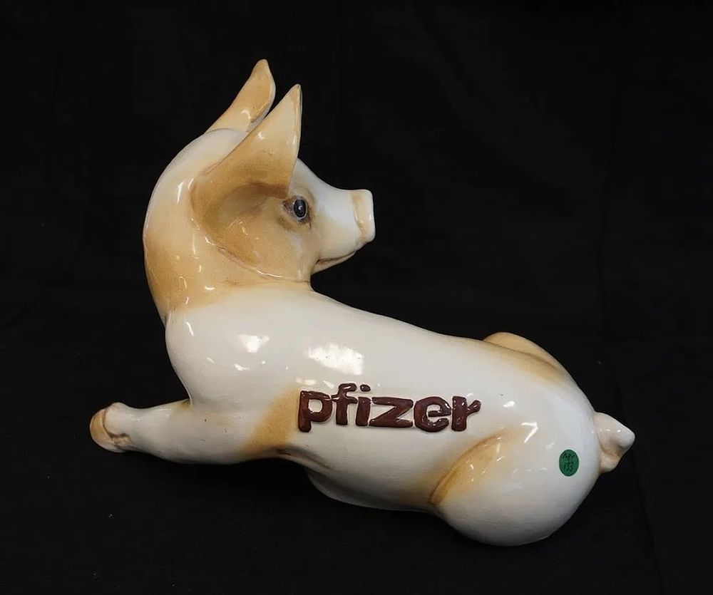 Lot 243: LARGE VINTAGE PFIZER ADVERTISING CERAMIC PIG
