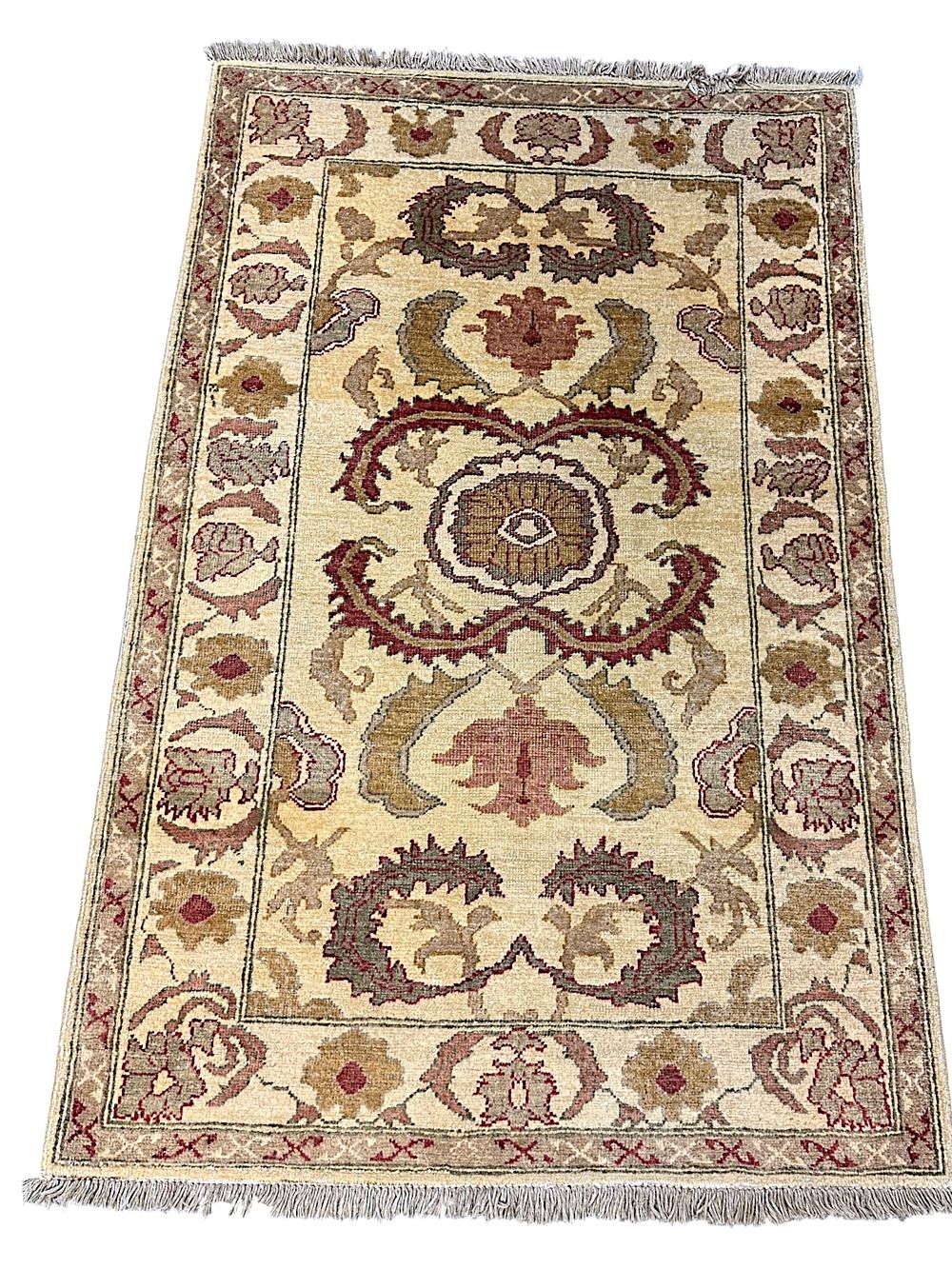 Lot 249: VINTAGE TURKISH OUSHAK RUG 5 ft