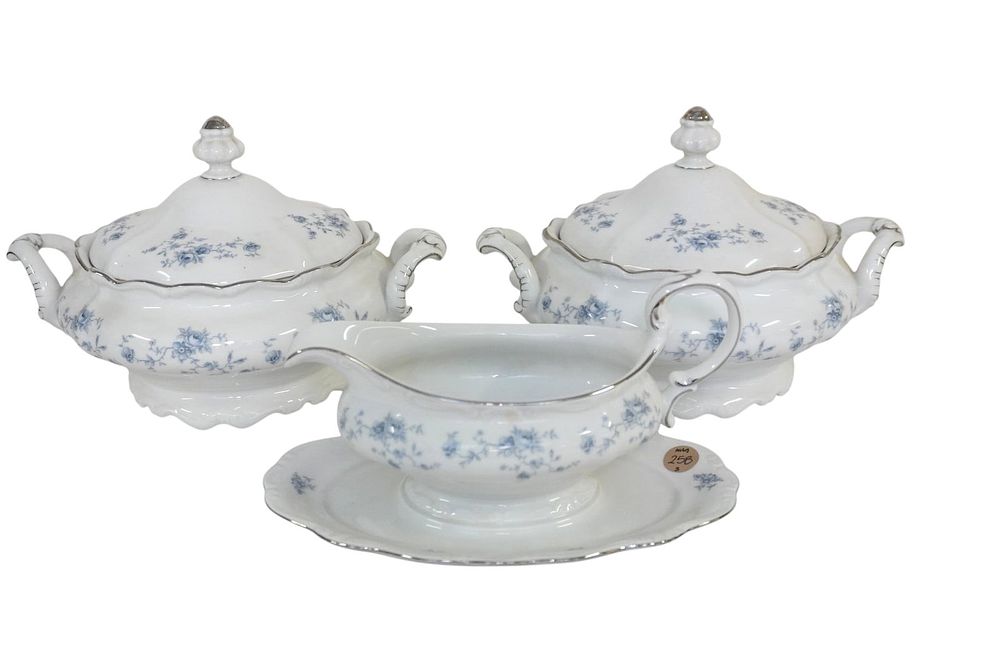 Lot 258: HAVILAND BLUE GARLAND 2 COVERED VEGETABLE DISHES AND GRAVY BOAT