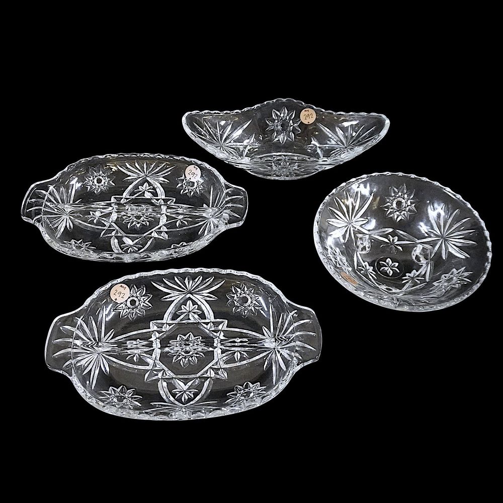 Lot 292: 4 PIECES OF VINTAGE ANCHOR HOCKING GLASS