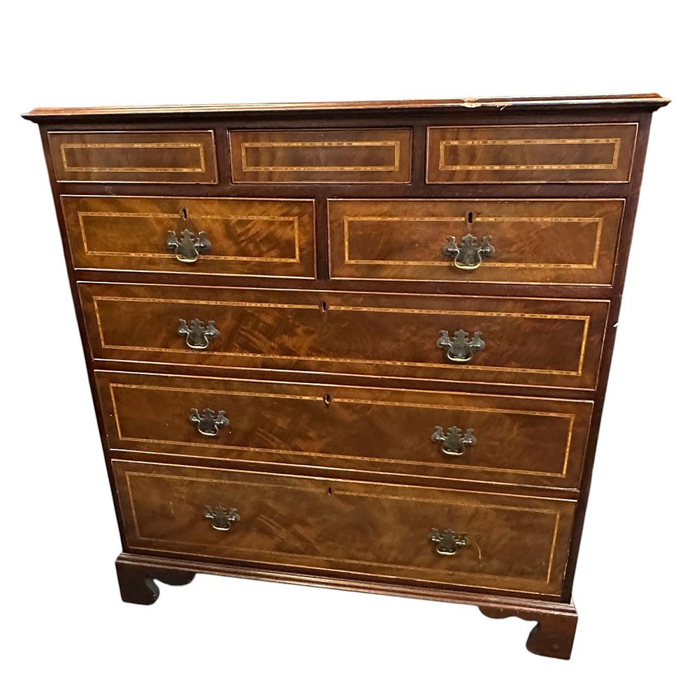 Lot 187: LARGE GEORGIAN CHEST OF DRAWERS