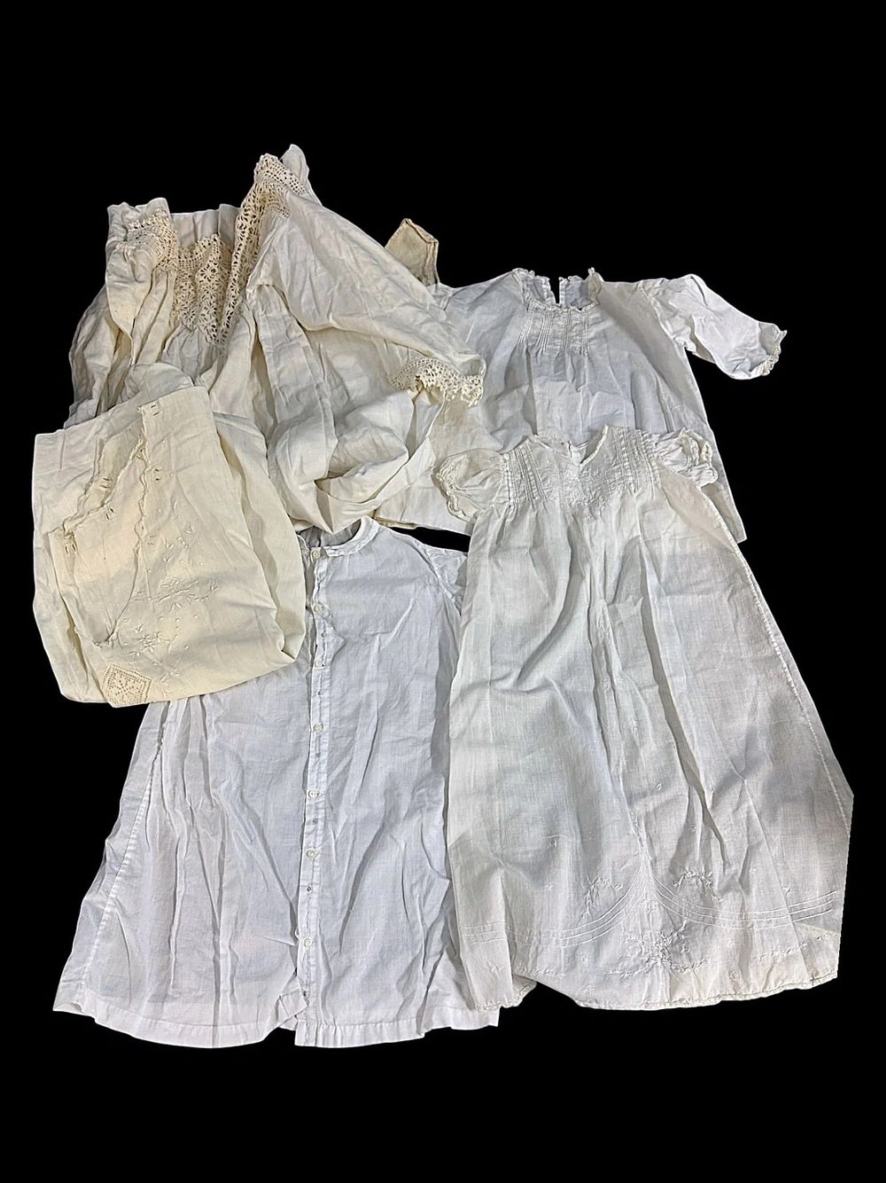 Lot 266: 6 ANTIQUE AND VINTAGE WOMENS AND CHILDRENS LINEN CLOTHING