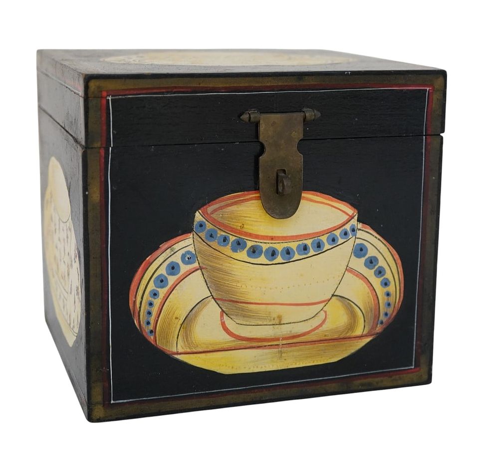Lot 286: VINTAGE HAND PAINTED TEA SCENT CADDY LACQUER BOX