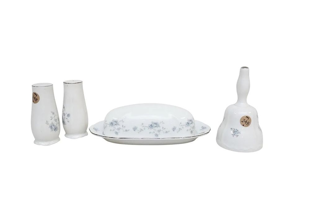 Lot 289: 4 HAVILAND BLUE GARLAND CHINA PIECES