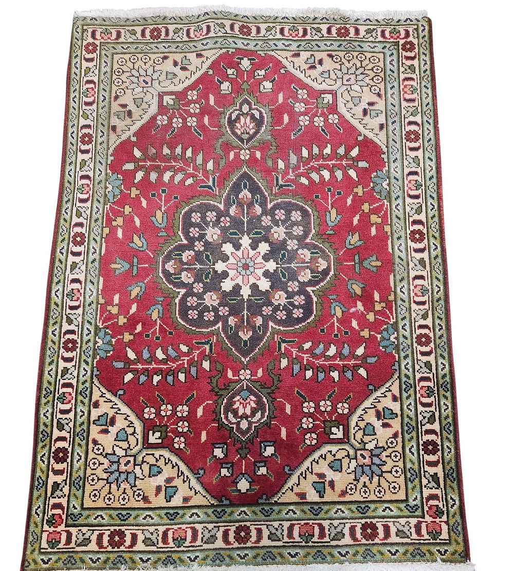 Lot 159: VINTAGE HAND KNOTTED TABRIZ RUG