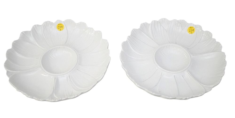 Lot 224: SET OF 2 ITALIAN POTTERY CRUDITE FLOWER PLATES