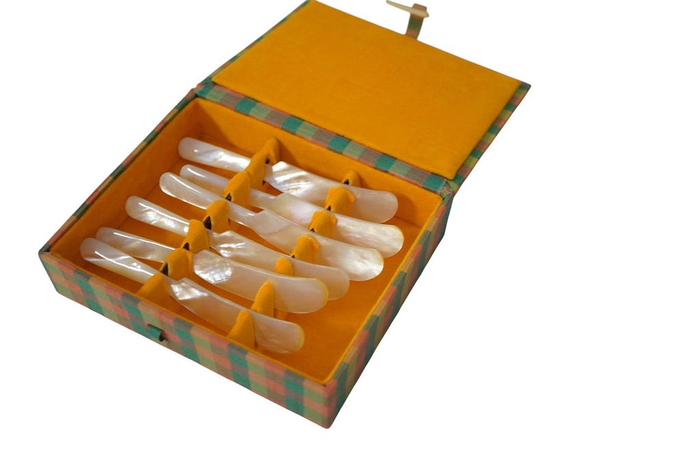 Lot 244: SET OF 6 MOTHER OF PEARL CAVIAR KNIVES