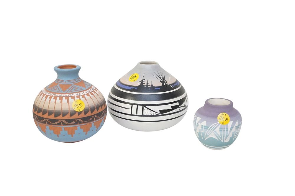Lot 258: SET OF 3 NAVAJO POTTERY VASES